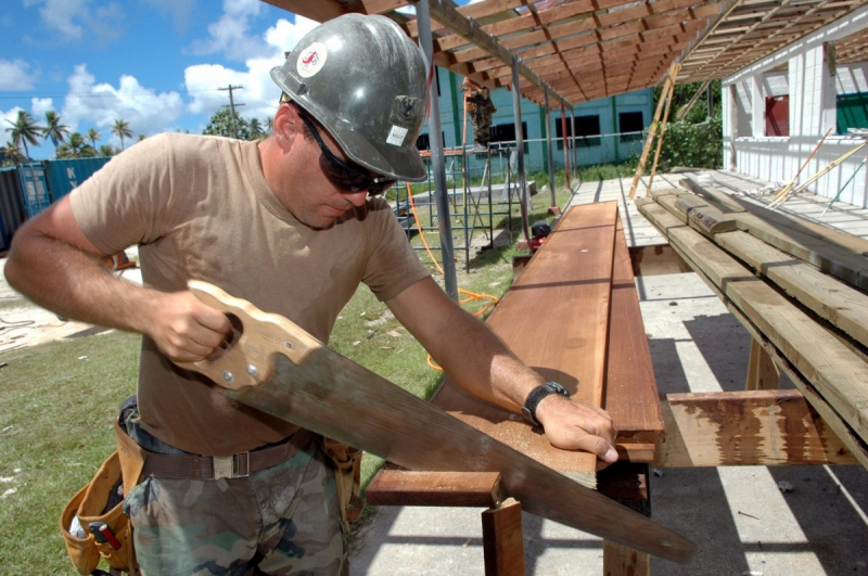 menuisier-OLLIERES-min_worker_construction_building_carpenter_male_job_build_helmet-893290